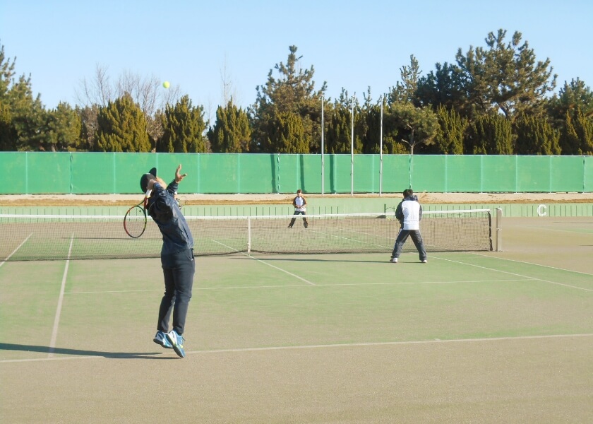 テニスを楽しんでいる写真